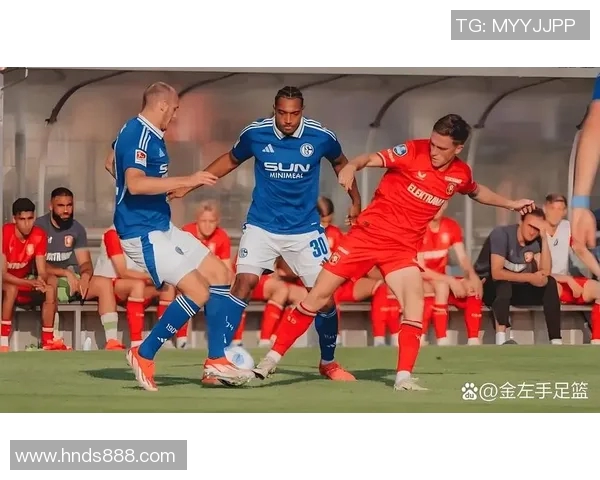 特温特与多德勒支魔方的激烈对决展现足球魅力与战术智慧
