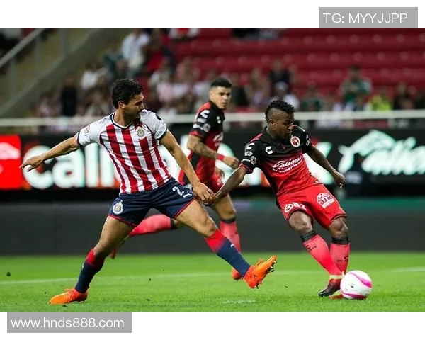 足球技术精进之路：从基础技巧到高级战术解析与实践探讨